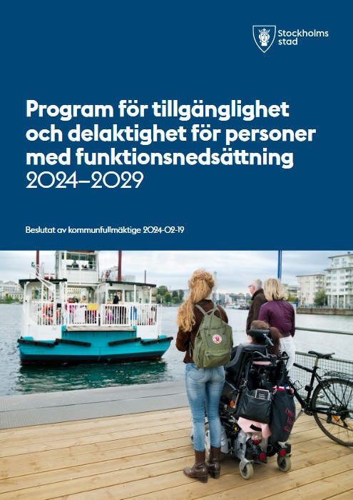 Framsidan av stadens delaktighetsprogram. Fyra personer väntar på en färja, en av dem använder rullstol, foto.