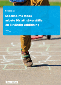 Framsidan av rapporten med text samt bild av ett barn som hoppar hage.